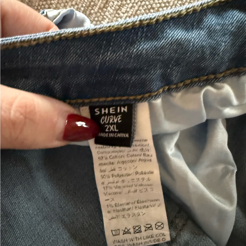 SHEIN Classic Blue Jean Shorts - Picture 3 of 3